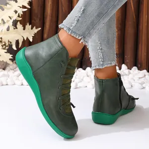 Bottines de style britannique vert foncé avec fermeture éclair latérale et semelle verte