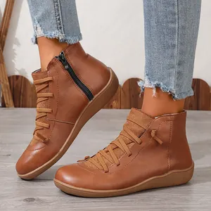 Détail de bottines décontractées marron avec lacets et fermeture éclair latérale