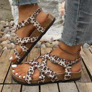 Gedetailleerd beeld van luipaardprint sandalen met kruisbandjes en metalen gespen