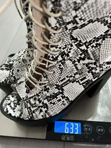 Dettaglio di stivaletti stringati con stampa serpente e tacco largo, 633g