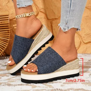 Détail de sandales compensées en denim bleu avec mesure de talon de 7 cm de hauteur