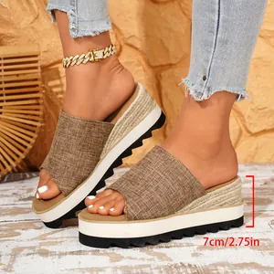 Détail rapproché des mules compensées marron chic avec semelle plateforme de 7cm