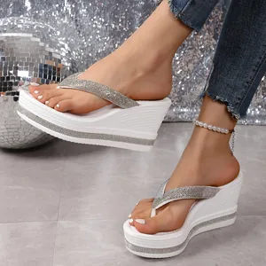 Elegante primer plano de sandalias de cuña blancas con tiras de pedrería brillantes