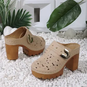 Détail de mules à plateforme beiges avec fleurs découpées au laser et boucle.