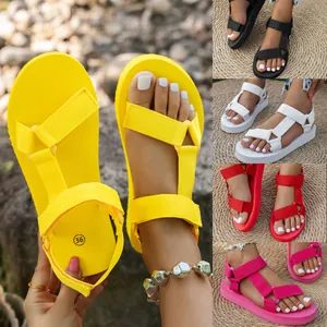 Vue détaillée de sandales à plateforme colorées avec brides velcro réglables.