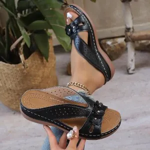 Sandales à talons compensés rétro noires avec fleurs pour la plage et sorties décontractées