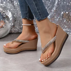 Vista detallada de sandalias de cuña con plataforma y pedrería para mujer en color champán