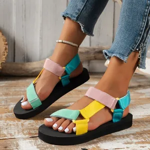 Gros plan de sandales à plateforme multicolores avec velcro pour le look d'été
