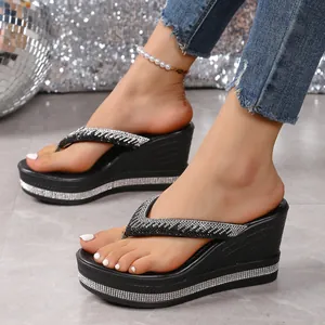 Vista detallada de las chanclas con cuña y plataforma con brillantes diamantes
