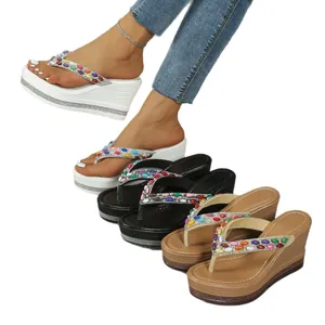 Chanclas de cuña con plataforma para mujer con adornos de pedrería de colores