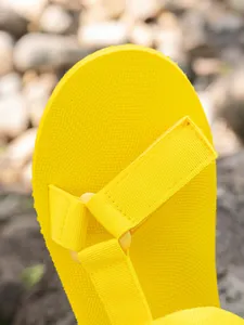 Vue détaillée de la sandale romaine jaune avec texture antidérapante et velcro