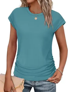 Détail du t-shirt femme bleu canard avec fronces latérales, manches courtes et col rond élégant