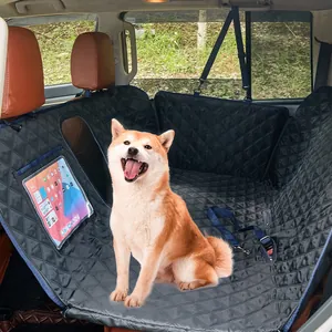 Vue détaillée d'une housse de siège auto imperméable pour animaux avec poche tablette.
