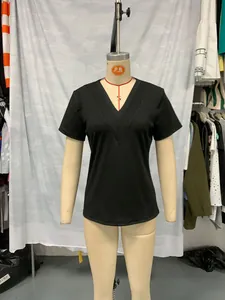 Vue détaillée d'un t-shirt noir à manches courtes pour femmes avec col en V décontracté