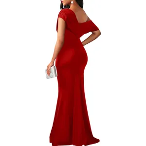 Silhouette de dos d'une élégante robe de soirée rouge moulante aux épaules dénudées