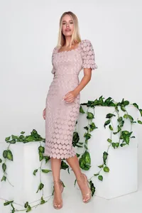 Elegante vestido midi de encaje rosa con mangas abullonadas y detalle escote cuadrado