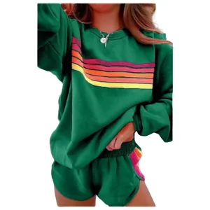 Detailansicht des grünen Damen-Sweatshirt- und Shorts-Sets mit bunten Regenbogenstreifen.