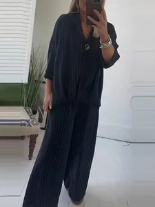 Modieuze gestreepte tweedelige set met een losse top en een wijde broek