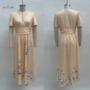 Détail des vues avant et arrière d'une robe longue plissée à fleurs jaune col en V