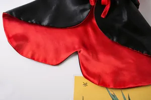 Detailansicht des rot-schwarzen Satin-Halloween-Umhangs für Haustiere mit feiner Textur.