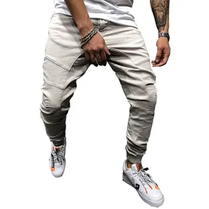 Vista detallada de los pantalones cargo holgados para hombre con costuras reforzadas.