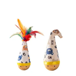 Simpatico set di giocattoli per gatti a dondolo in legno con piume colorate e orsetti