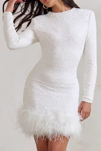 Detaillierte Ansicht der weißen Paillettenstruktur und Federbesatz am langärmeligen Kleid.