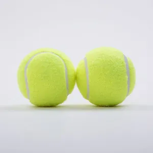 Dettaglio macro di due palline da tennis elastiche giallo fluo con consistenza in feltro.