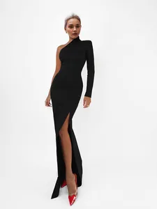 Elegante vestido de noche largo negro de un hombro con abertura alta para banquetes