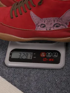 Gedetailleerd overzicht van rode hoge dames sneaker met kattenprint, weegt 329,7 gram.