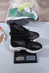 Detaillierte Ansicht schwarzer Damen-Plateau-Sneaker mit einem Gewicht von 566,6g