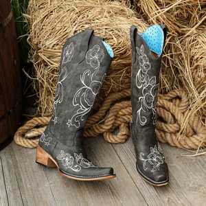 Vue détaillée de bottes de cowboy western grises brodées de motifs floraux blancs