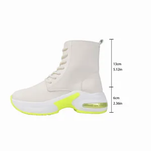 Detailansicht der beigen Sportstiefel mit 13cm Schafthöhe und 6cm Plateau