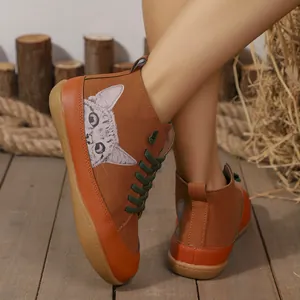 Gedetailleerd overzicht van hoge platte damesschoenen met schattige kattenprint