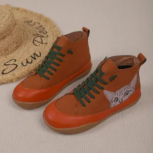 Detail van hoge color-block casual schoenen met schattig kattenpatroon en groene veters
