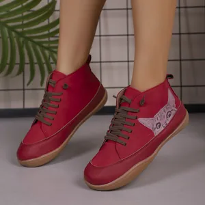 Gedetailleerd overzicht van stijlvolle rode hoge sneakers met kattenprint en bruine veters.