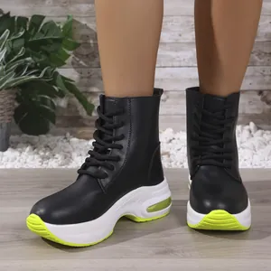 Detailansicht der schwarzen PU-Leder-High-Top-Sportstiefel mit neongelben Plateausohlen