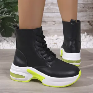 Detailansicht schwarzer PU-Leder-High-Top-Sportstiefel mit neongelben Plateausohlen.