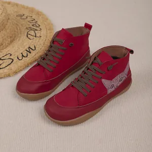 Detailopname van rode hoge platte schoenen met een schattig kattenpatroon aan de zijkant