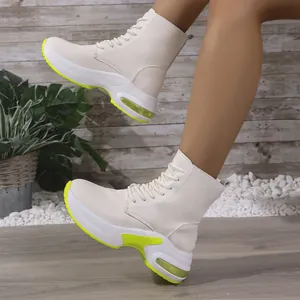 Nahaufnahme modischer cremeweißer High-Top-Sneaker mit neongelben Akzenten und Luftpolster