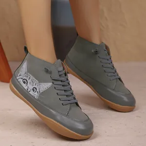 Gedetailleerd overzicht van grijze hoge schoenen met een schattige kattenprint.