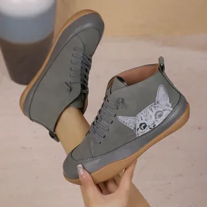 Detailweergave van grijze hoge casual schoenen met een realistische kattenprint