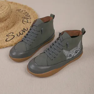Detailweergave van hoge platte damesschoenen met een kattenprint in olijfgroen.