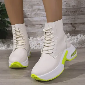 Detailansicht weißer High-Top-Sneaker-Boots für Damen mit neon-gelben Akzenten