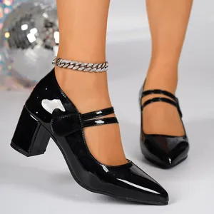Vue détaillée d'escarpins Mary Jane en cuir verni noir à talons épais et bout pointu.