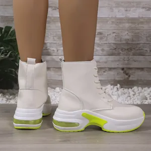 Cremeweiße Damen-Sneaker-Boots mit neongrünen Akzenten und dicker Plateausohle.