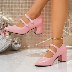 Détail d'escarpins Mary Jane roses en cuir verni avec double bride et talon bloc élégant