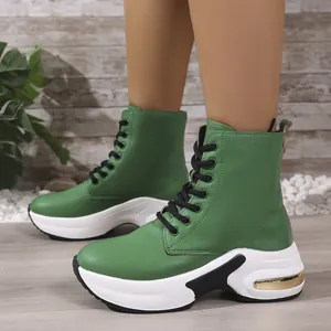 Seitenansicht grüner High-Top-Sneaker aus PU-Leder mit dicker weißer Plateausohle.