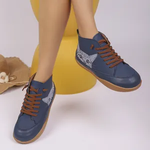 Comfortabele casual blauwe hoge platte schoenen met schattig kattenpatroon en bruine veters.