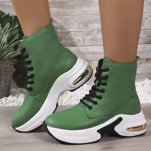 Detailansicht der grünen PU-Leder High-Top-Plateau-Sportstiefel für Damen im Trend